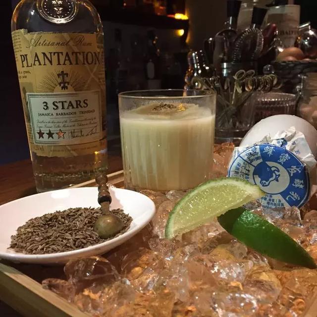 他是京圈酒吧十年老炮儿,不谈情怀只卖酒,还开了首家快闪酒厂