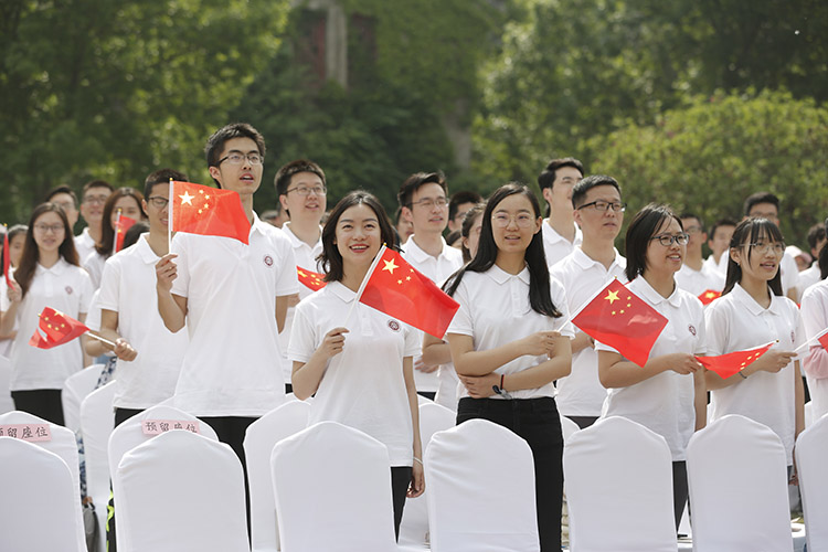 学生集体合唱《歌唱祖国》.