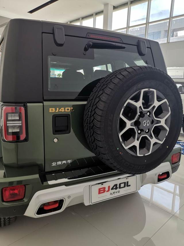 纯硬派的军绿,竟也美的,不能呼吸!北京BJ40到店实拍