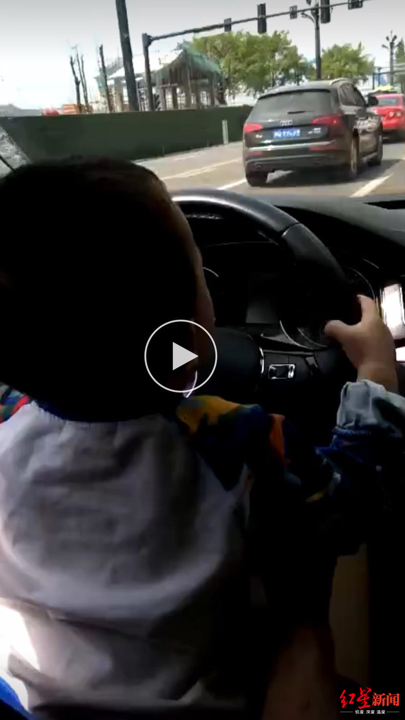 有车任性?男子抱幼儿开车,同车女子边拍视频边哈哈大笑
