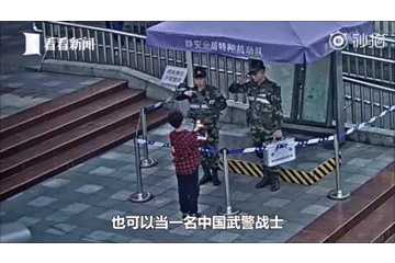 7岁男孩为执勤武警送牛奶 被拒后他鼓起勇气这样做…
