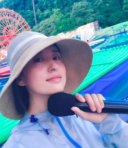 40岁央视主持张蕾近照比台上美，嫁大20岁富豪活成少女