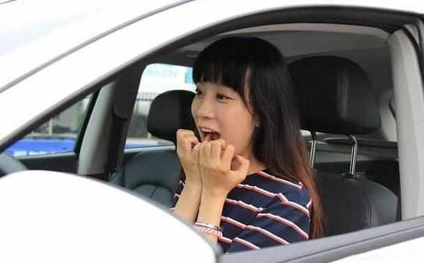 新手女司机在车后贴了这个，车辆见了都躲着，交警：罚款200元！