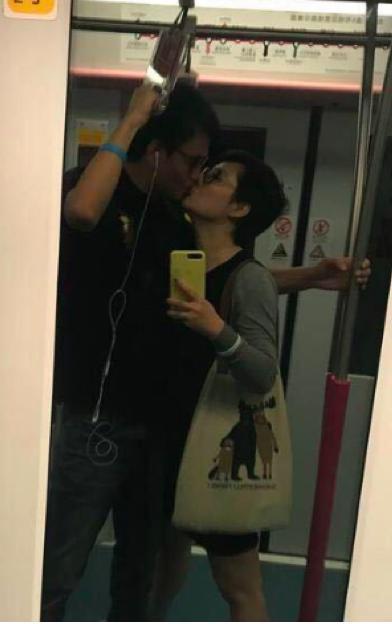 袁立与小11岁老公地铁上亲吻，又被网友炮轰了