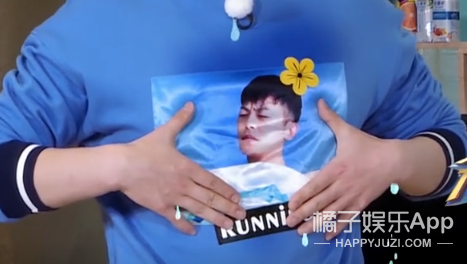 她发这张素颜照经过公司同意没？