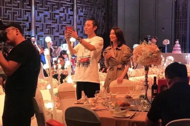 张丹峰风波后，张镐濂首晒与洪欣自拍表白：一定要幸福