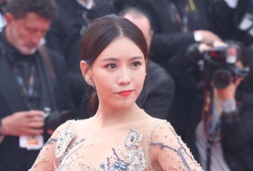 被赶下红毯还不够丢脸？得用超宽的双眼皮和假鼻子博眼球？
