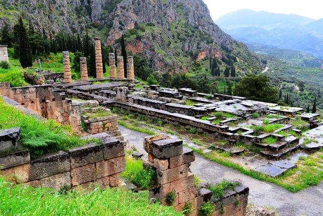 在古希腊,神谕一般什么时间发布,过程又是怎样的?