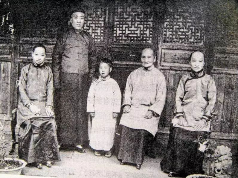 扯白||100年前，有女人裹脚，也有女人飞行……