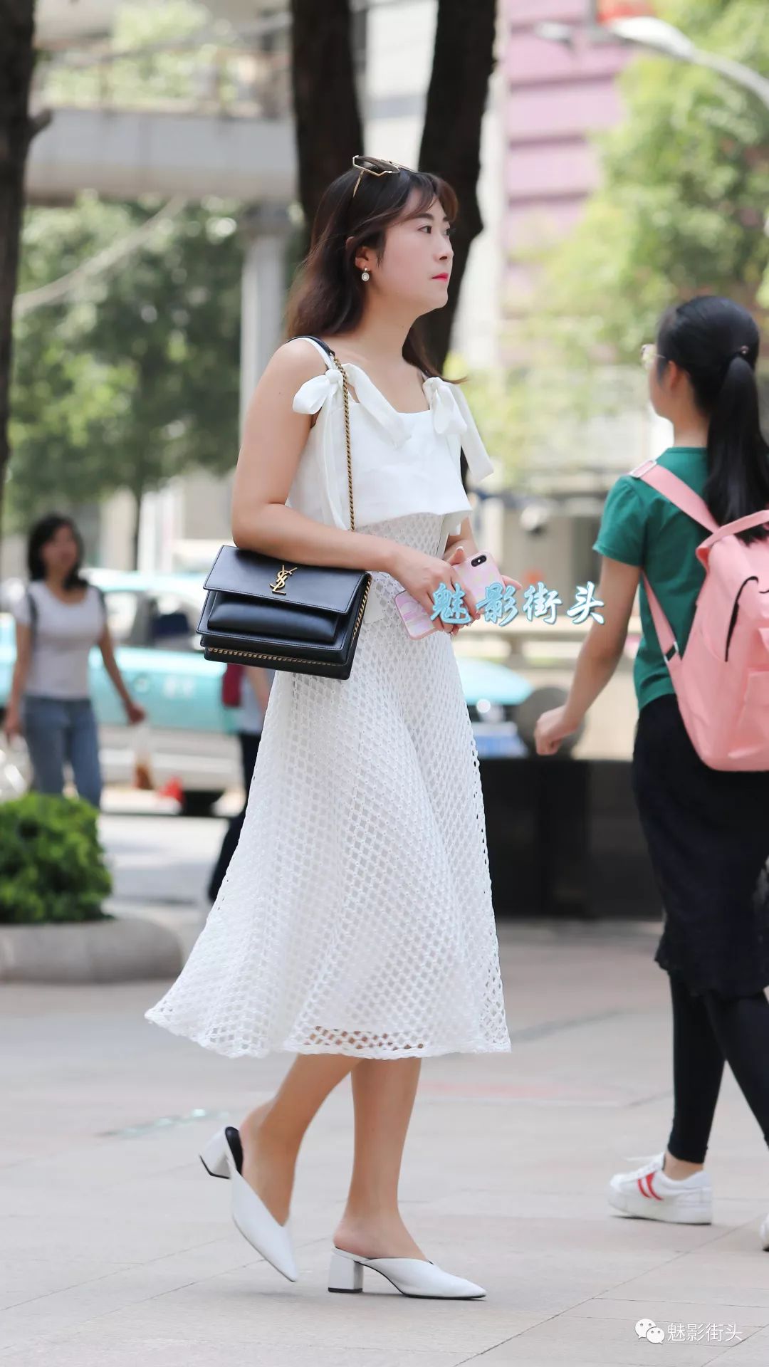 美女穿白色连衣裙搭配白色穆勒鞋,展现了清透纯美的知性美感