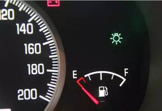 急忙出车,突然发现车快没油了,附近又没有加油站怎么办?__凤凰网