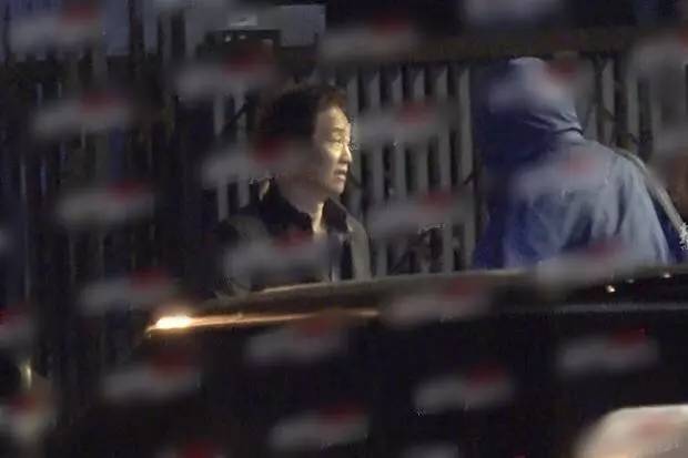 刘亦菲不惧绯闻,带母亲与“干爹”陈金飞聚餐热聊