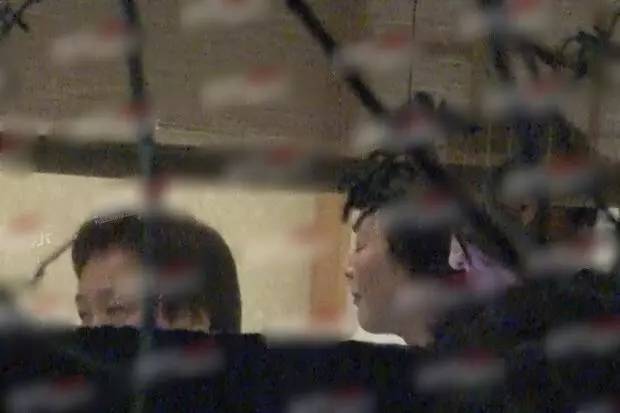 刘亦菲不惧绯闻,带母亲与“干爹”陈金飞聚餐热聊