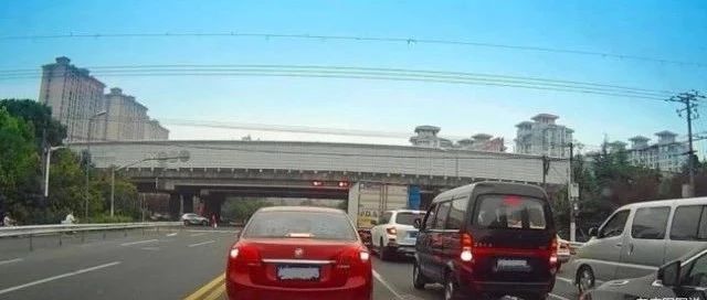 前车故障无法动弹 实线变道超车会被扣分吗？