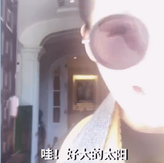 许晴一起床就自拍，不但曝光50岁素颜还意外公开奢华豪宅