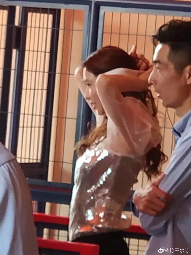 林志玲游乐园被偶遇，保镖护驾有排场，不老童颜被夸像仙女