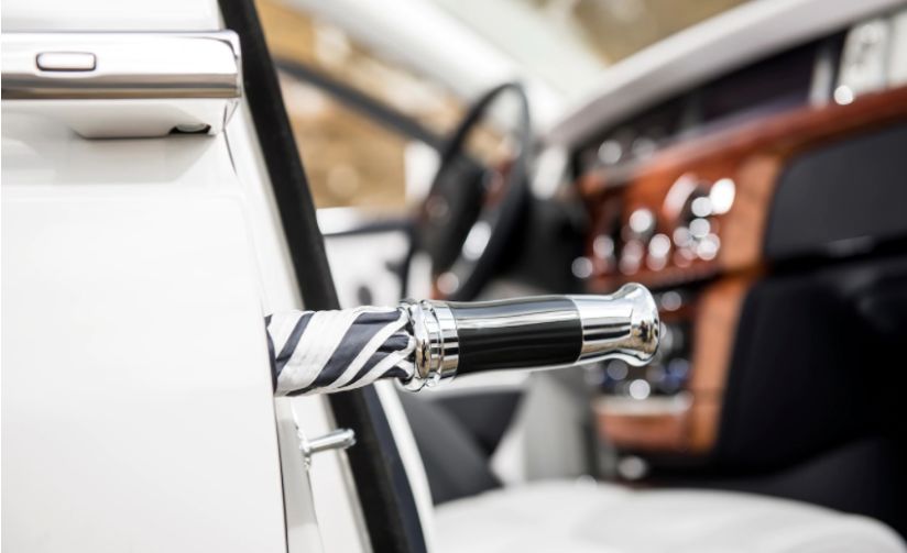 劳斯莱斯车门里配一把雨伞，为什么没有被其他的车企模仿？