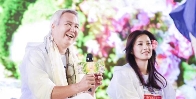 曾是琼瑶御用第一男主，今脸部似发酵的面团，还被认成老婆的奶奶
