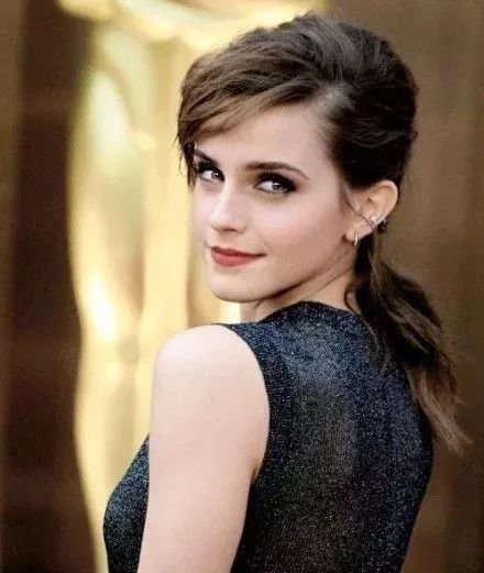 大家心目中的文艺女神虽然是内牛五方脸，但下唇暗藏着小心机