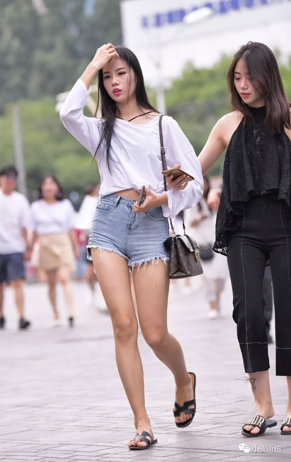 街拍逛街巧遇超有气质的热裤美女可爱清纯十分酷似刘亦菲