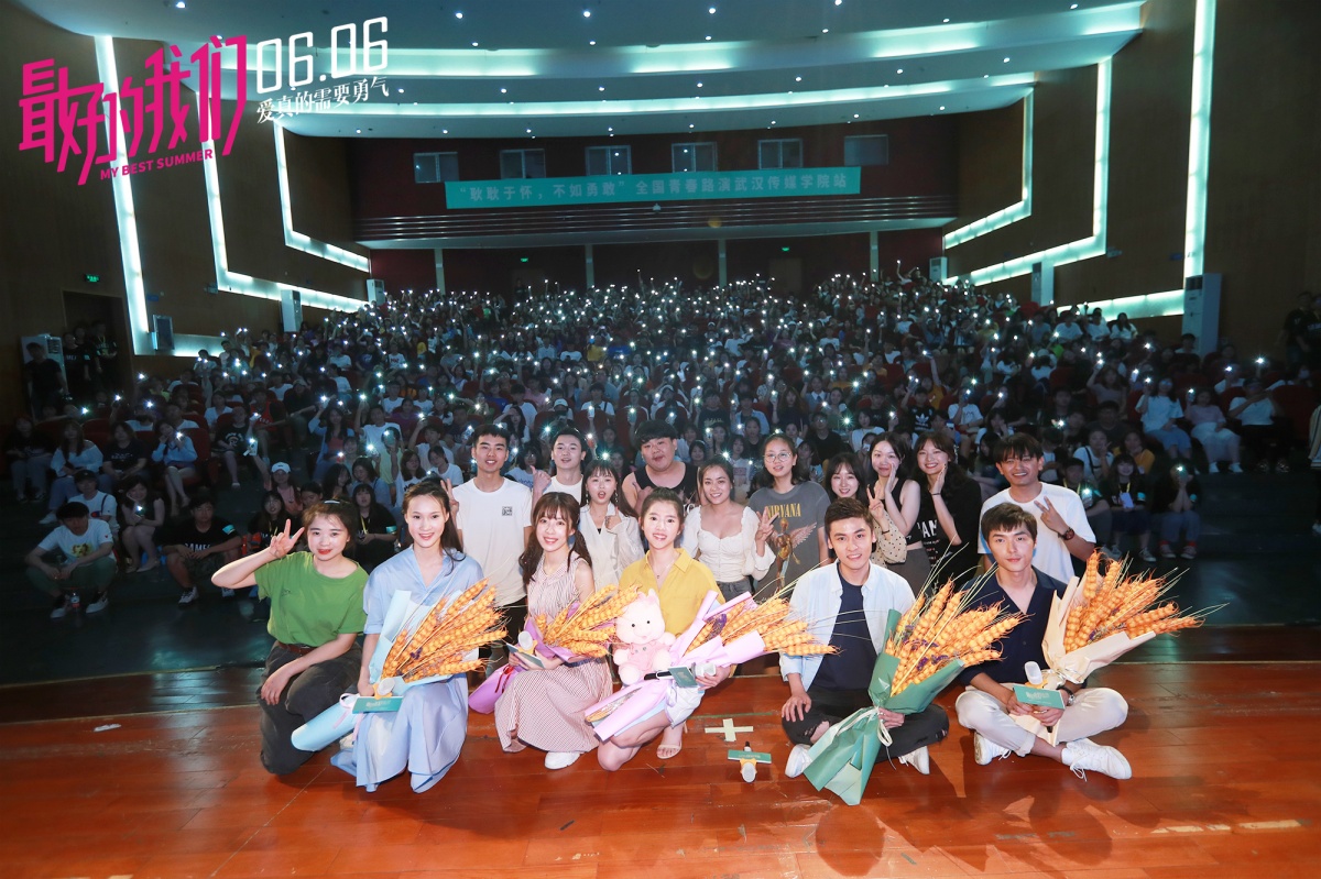 主创与武汉传媒学院同学合影.jpg