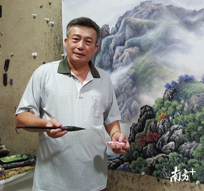 阳江最励志画家年近60岁才开始学水墨专画阳江山水作品热卖至新加坡