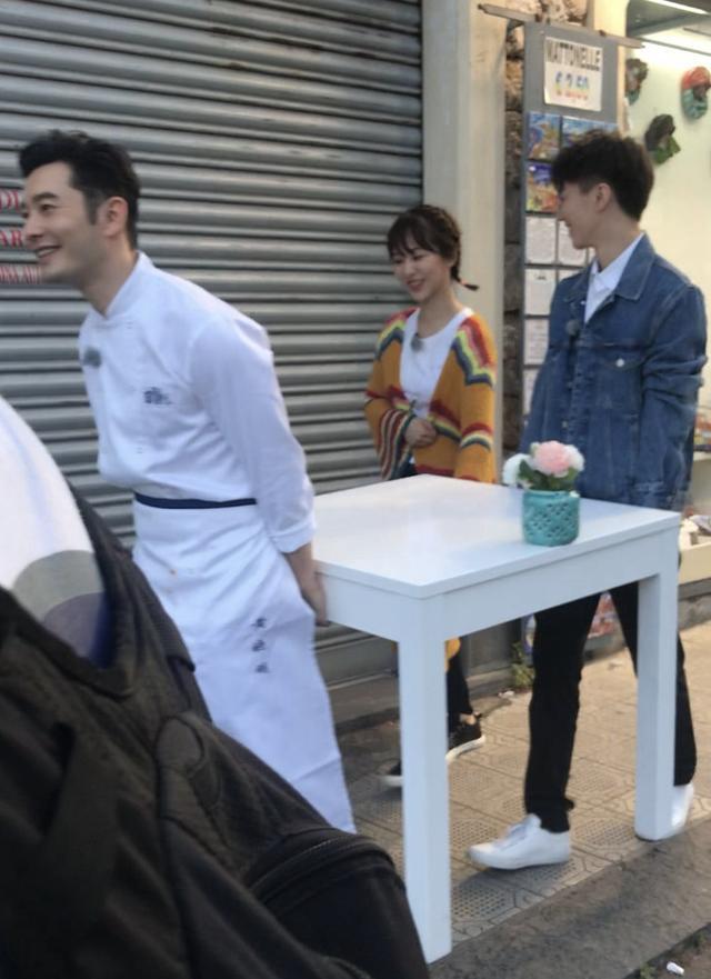 网友意大利偶遇《中餐厅》录制 黄晓明杨紫王俊凯街头合力搬桌子