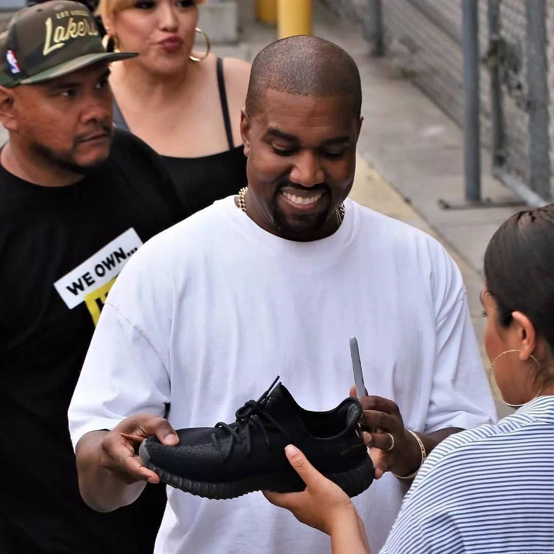 侃爷生快!新款yeezy boost 350 v2 "topen"谍照释出,大型拼接?