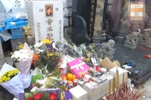 黄家驹57岁冥寿，黄家强叶世荣发文悼念，粉丝墓前送礼怀念
