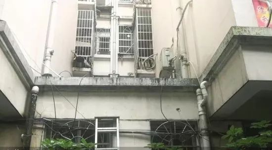 男婴出世不到1小时坠楼，警方查到其生母……