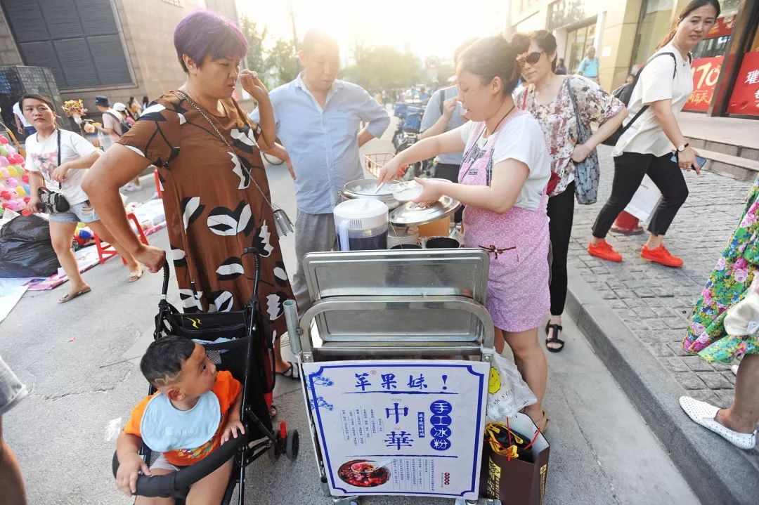 成都人排的不是队 是生态链