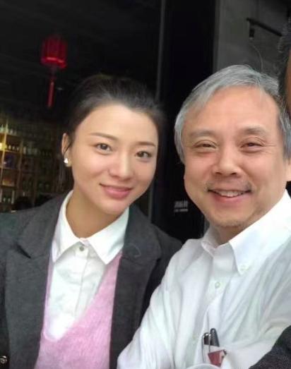 59岁画皮导演陈嘉上与29岁女友结婚，两人同框像父女