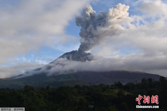 俄克柳切夫火山连续两日喷发 灰柱海拔高达6000米