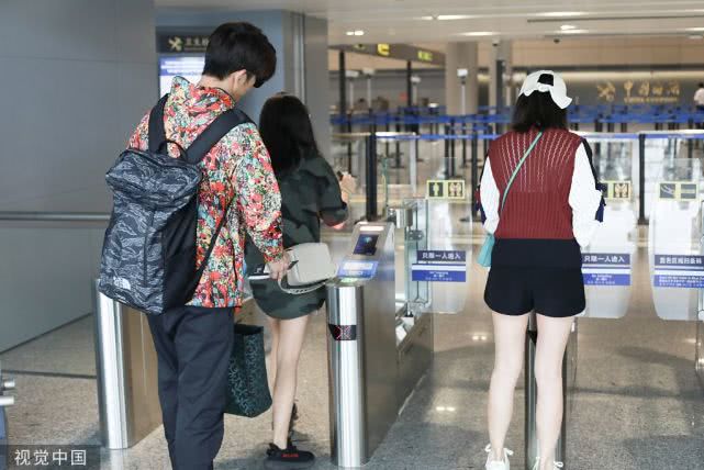 贾静雯离婚9年首度与前夫同框后现身 修杰楷、梧桐妹比亲父女还亲
