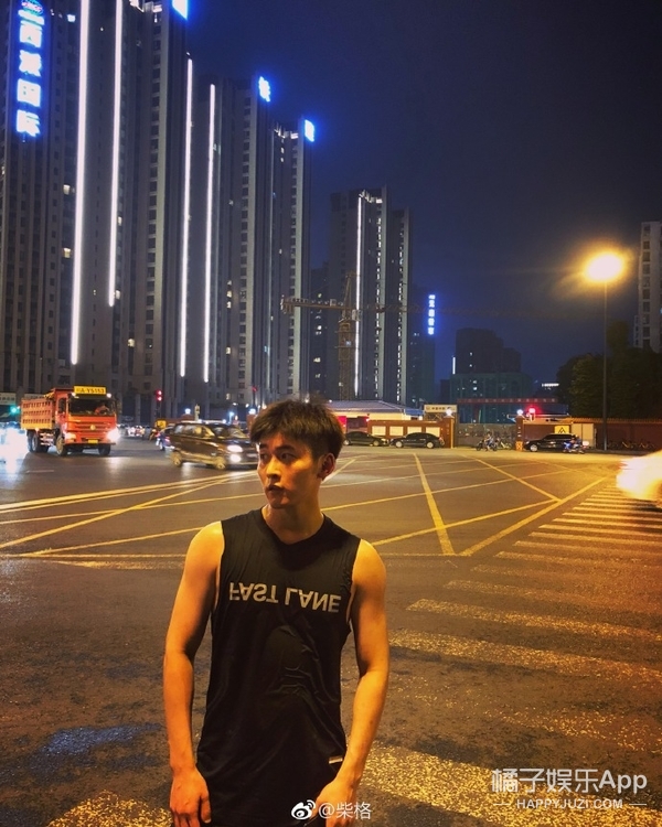 还记得《落跑甜心》里的柴格吗？他现在长这样啦！