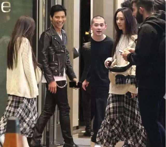 郭碧婷向佐恩爱现身香港街头，手牵手逛名店眼里只有对方