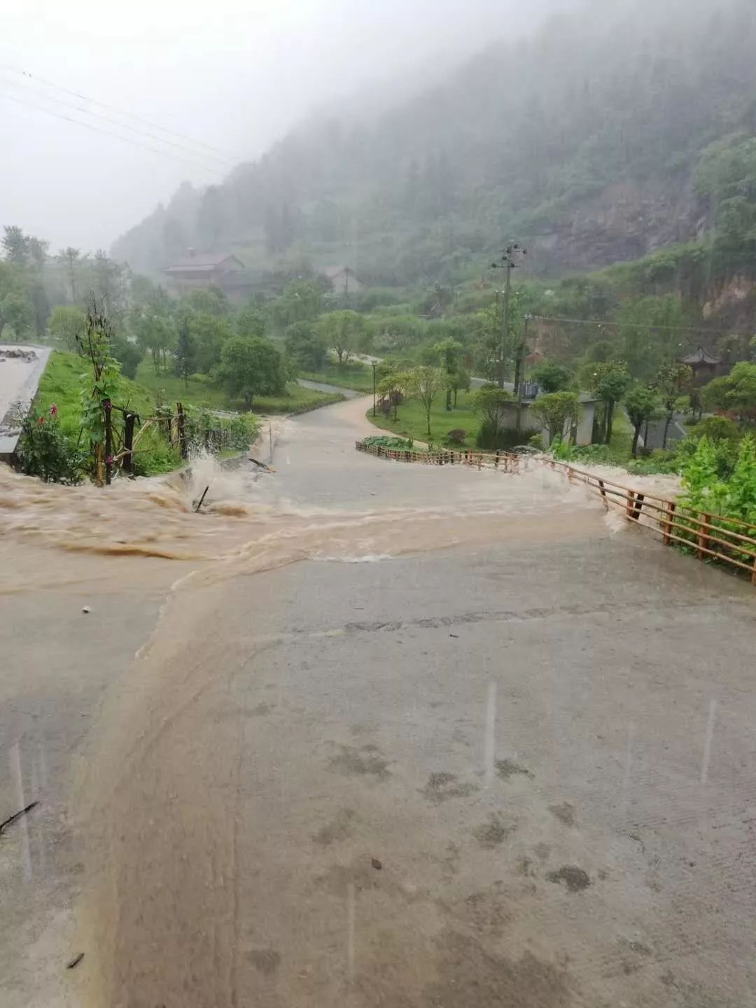 涨大水了!石门西北乡遭暴雨袭击