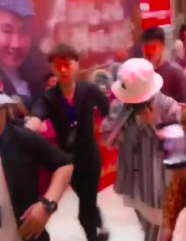 赵本山女儿球球现身活动，被几个工作人员包围场面大