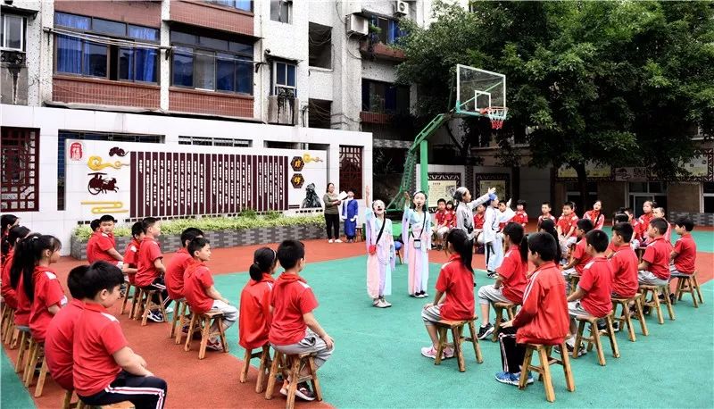 珞璜小学书香扑鼻润无声诗意盎然入校园