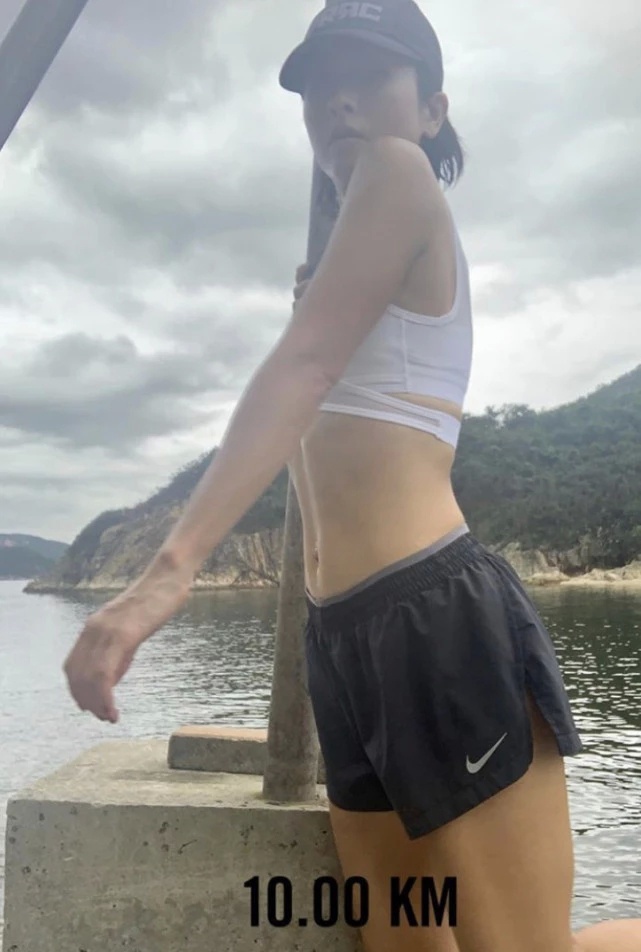徐濠萦穿泳衣海边露营，胆子超大醒来就挖蚬吃