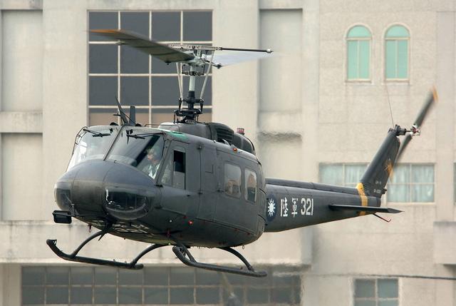 uh-1h直升机