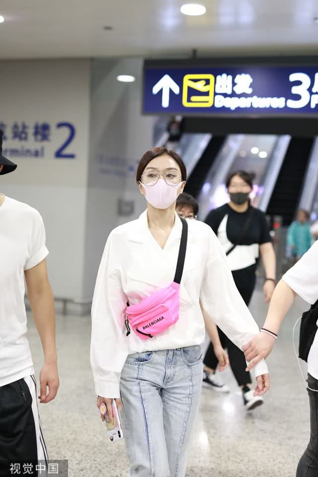 秦岚扎低马尾温婉气质尽显 戴大框眼镜拉风粉挎包抢镜