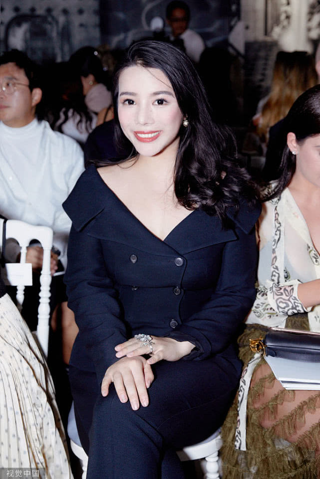 余晚晚与刘嘉玲、万宝宝亮相Dior秀 裤装干练潇洒