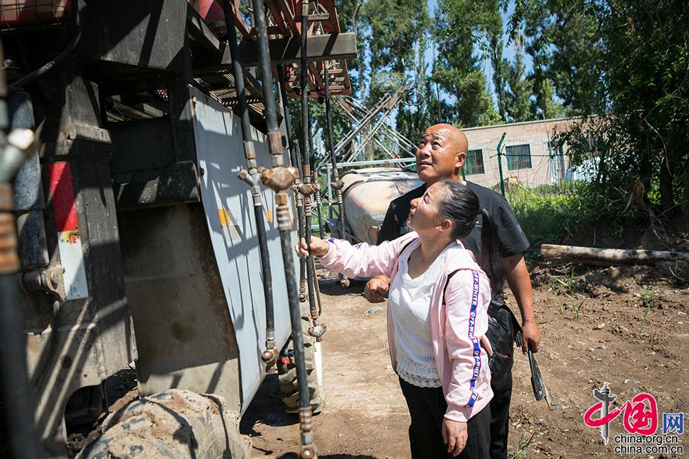 连里有870亩职工撂荒地,卜宪运鼓励王平承包,王平犹豫了"没有资金