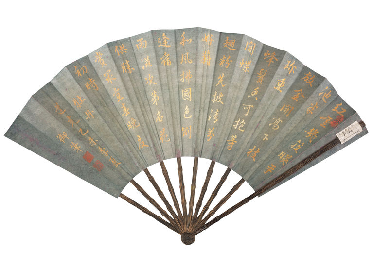 清道光十五年 道光帝七言诗折扇 故宫博物院藏（背面） 欢迎下载紫禁城APP，新用户手机注册即可获赠2017年全年电子杂志。 本文精选自紫禁城杂志2013年9月刊，徐来《皇帝的扇子——至尊怀袖有雅物》