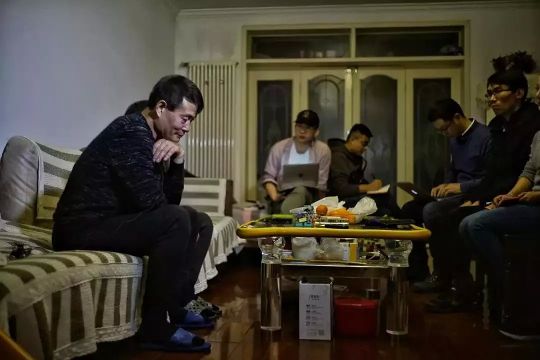2018年12月13日,天津滨海新区张仁俭家中,夫妻俩正在接受各家媒体采访,张仁俭在一旁