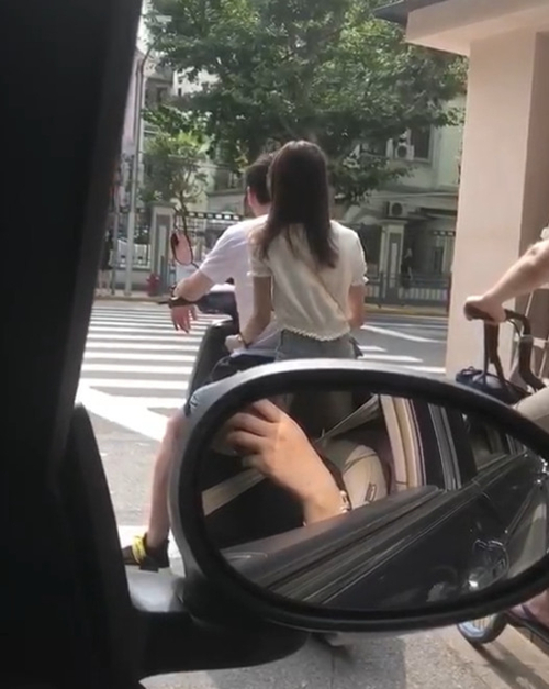 王思聪骑电动车带妹子逛街,网友:你的劳斯莱斯呢?