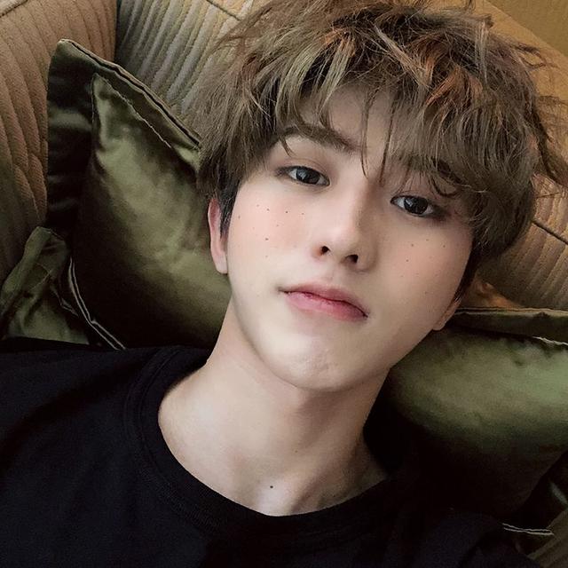 蔡徐坤发际线是不是男明星里最低的?网友:岁数大了后移一点刚好