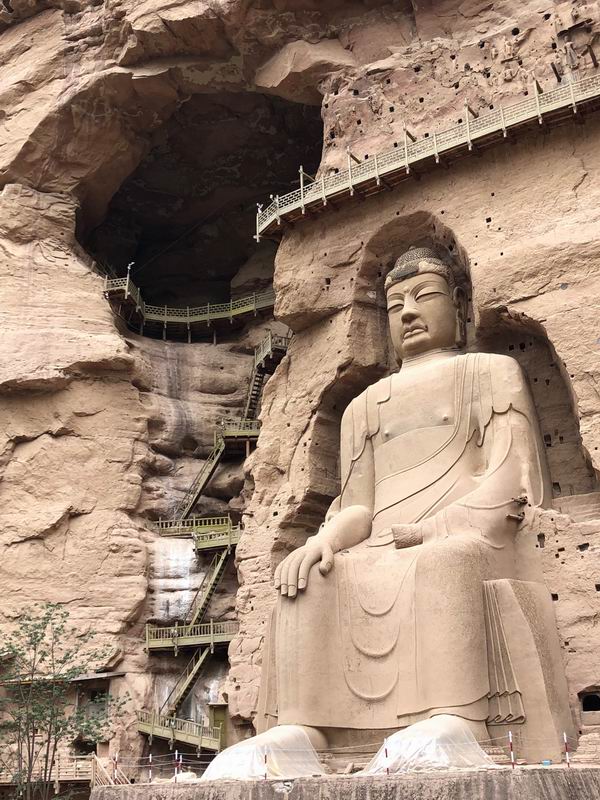 修复完成的炳灵寺唐代大佛,这尊27米高的石胎泥塑弥勒大佛是炳灵寺石窟最大的佛像