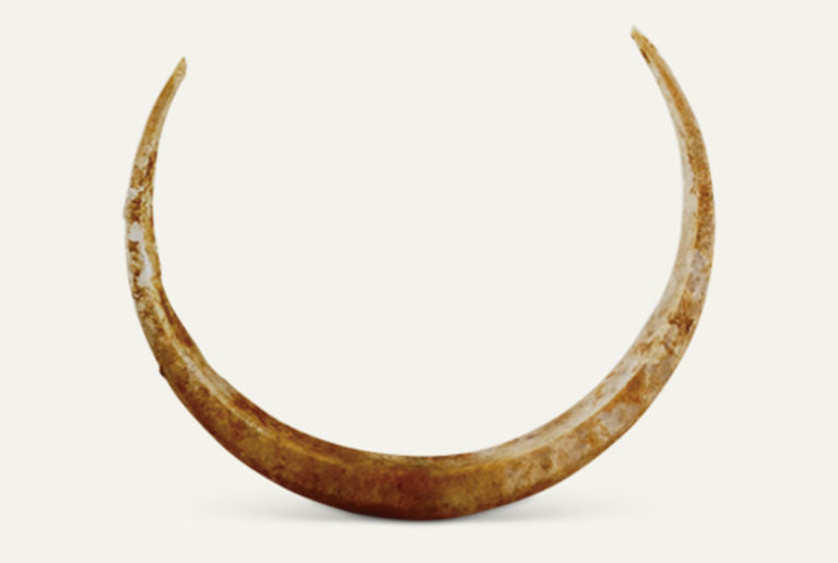 玉弧形饰 直径5.15、厚0.46厘米 淅川下寺26号墓出土